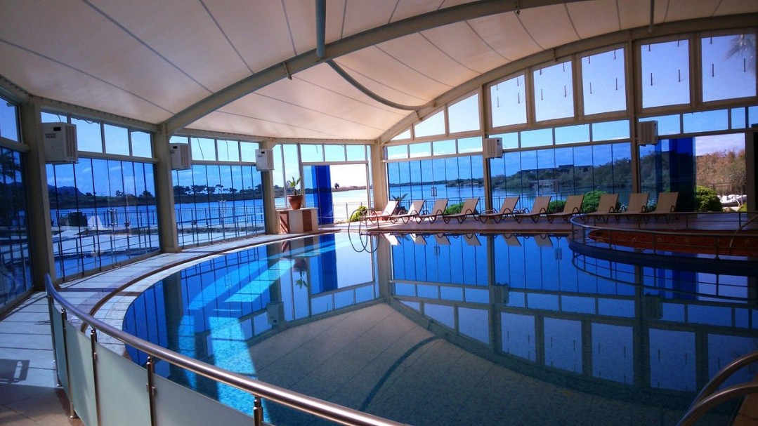 Amra park hotel spa абхазия. Резидент отель спа репино бассейн. Спа отели с морской водой. Спа отели с морской водой. Анталия бассейн.